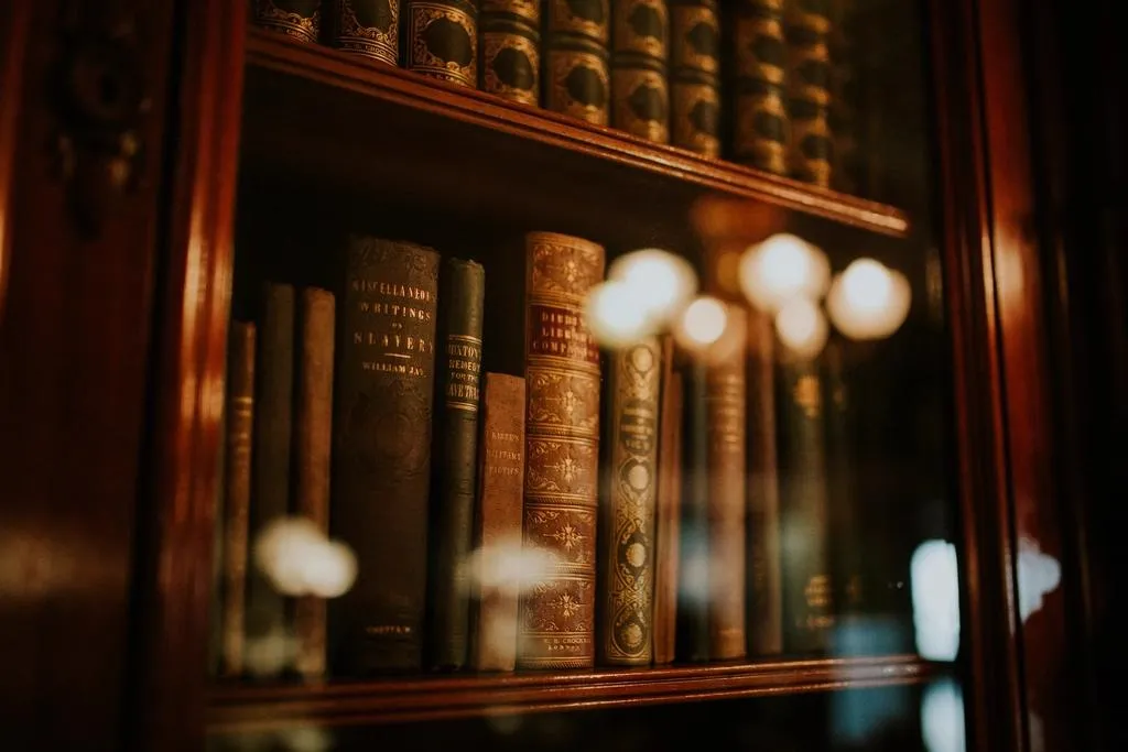 Estante de madeira com livros de direito antigos