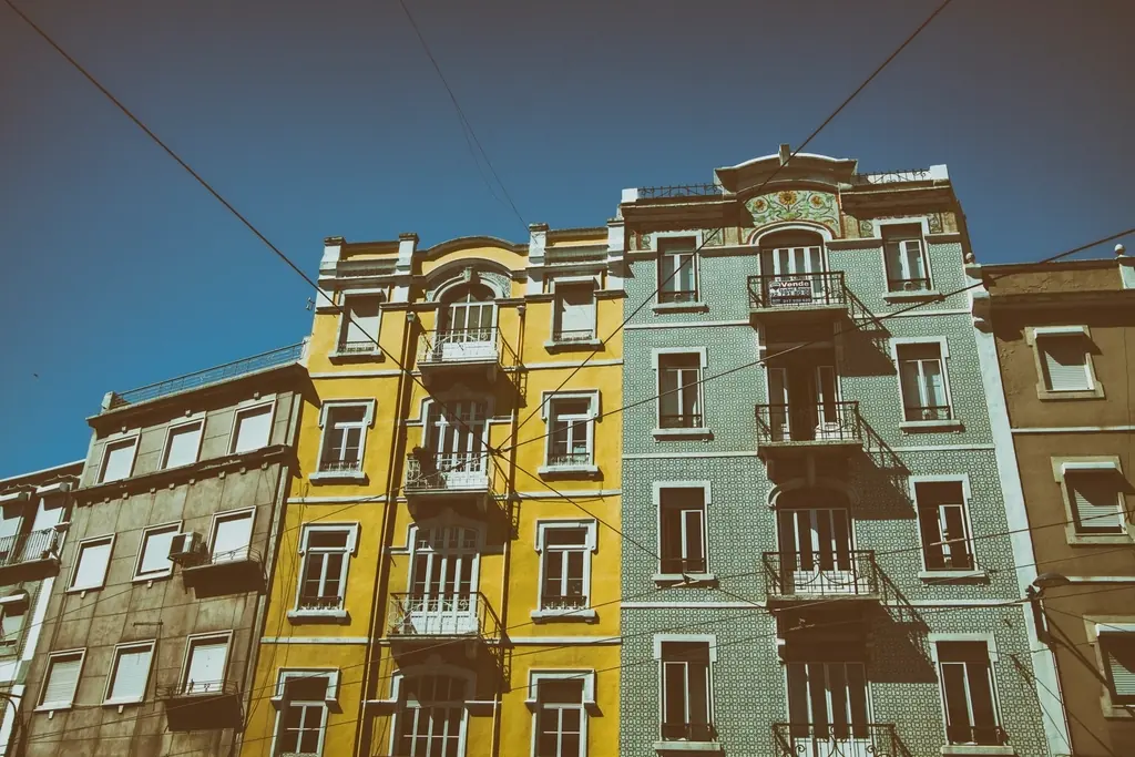 Fachadas coloridas de prédios em Lisboa
