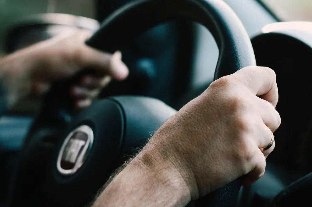 Mãos ao volante durante uma aula de condução