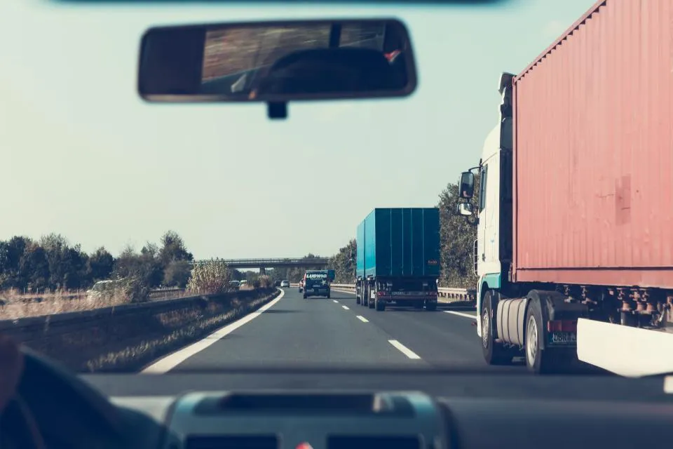 Camião numa autoestrada visto de dentro de outro veículo